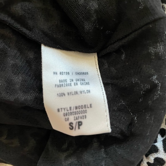 Guess Animal Print ruffled cap short sleeve v neck top size small - Picture 6 of 12